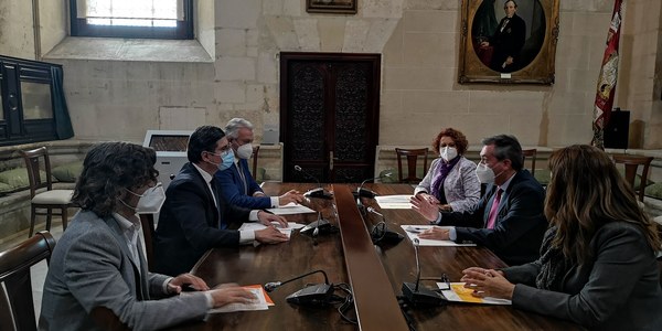 El gobierno acuerda con Ciudadanos usar 21 millones de superávit para adelantar aportaciones a Tussam, Lipasam  y Emvisesa y así reforzar en el proyecto de presupuesto de 2021 las medidas para la reactivación económica y social