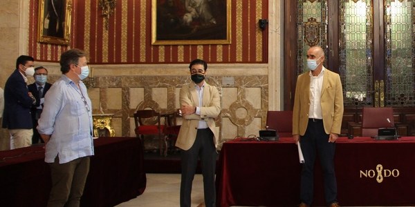 El gobierno aprueba una nueva medida de apoyo a la hostelería y permitirá instalar veladores en plazas de aparcamiento durante la alerta sanitaria a negocios que no tengan posibilidad de ponerlos en el acerado