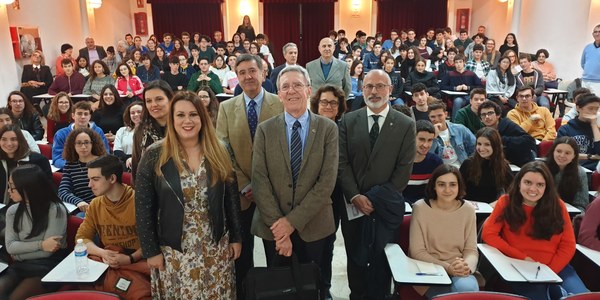 El IES San Isidoro recibe la visita del Nobel de Química Jean-Pierre Sauvage dentro  del calendario de actividades de su 175 aniversario en el que colabora el Ayuntamiento de Sevilla