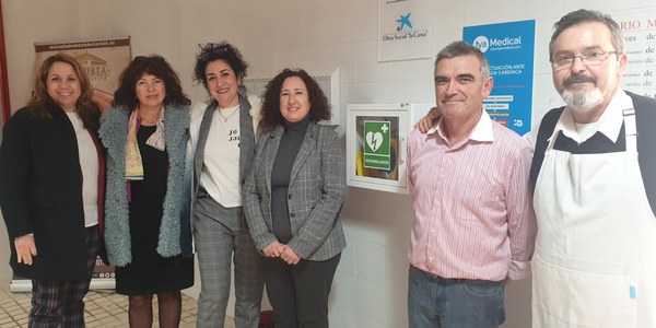 El Mercado de Bellavista instala un desfibrilador para atención de usuarios y amplía la red de espacios cardioprotegidos