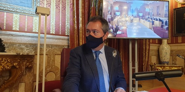El Pleno municipal aprueba nominar seis nuevas calles, entre ellas las dedicadas a Brackenbury, gran impulsor del Puerto de Sevilla y creador de la dársena y el Muro de Defensa, y a la empresaria y presidenta de la Fundación Persán, Concha Yoldi