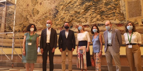El Real Alcázar reabre su Salón de los Tapices tras las obras de mejora de la estancia y la intervención de conservación realizada sobre sus paños del siglo XVIII en una labor coordinada con Patrimonio Nacional