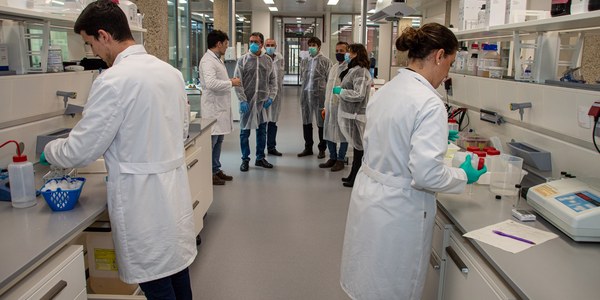 Emasesa destina 4,5 millones de euros a ayudas sociales a población vulnerable y flexibilidades en pagos para negocios, pone en marcha 20 millones en inversiones y garantiza la calidad del agua a través de sus nuevos laboratorios y su plan de contingencia