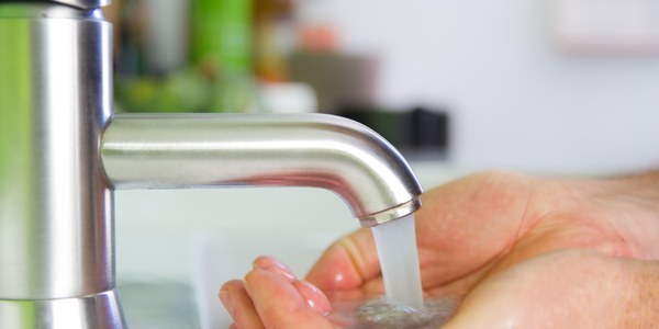Emasesa pone en marcha por primera vez una tarifa social para bonificar el precio del agua a los hogares en función de sus rentas y consolida la garantía del suministro mínimo vital para los hogares