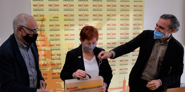 Emvisesa realiza su undécima permuta con realojo simultáneo para solucionar un grave problema a una familia confinada en un ‘piso cárcel’
