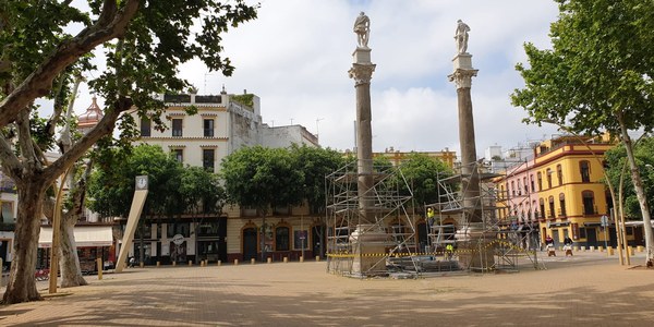 En marcha los trabajos de conservación y mantenimiento de las columnas de la Alameda de Hércules