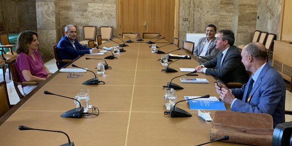 Espadas pide a la vicepresidenta para la Transición Ecológica el respaldo del Gobierno para una estrategia de inversión en Sevilla para la lucha contra el cambio climático a través del plan de actuación de Emasesa, la rehabilitación energética y el fomento de la movilidad sostenible