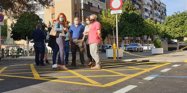 Finaliza la repavimentación de las calles Primavera y Diego Puerta del Distrito Macarena con un nuevo asfalto que absorbe el ruido del tráfico y amplía la seguridad en pasos de peatones