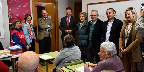 La Fundación Prodean pone en marcha talleres educativos para personas mayores y menores de Tres Barrios a través del programa municipal social de uso de locales vacíos de Emvisesa