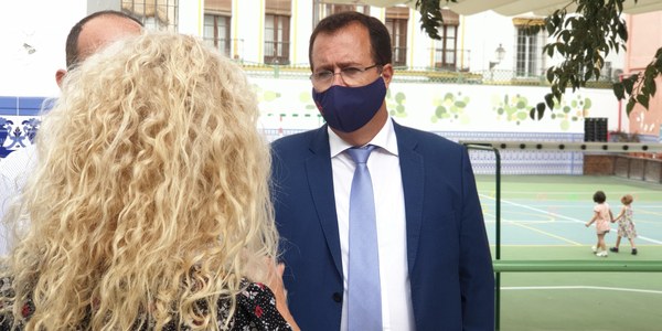 El Ayuntamiento renueva el patio del CEIP San Isidoro con un nuevo pavimento para favorecer la práctica de actividades deportivas