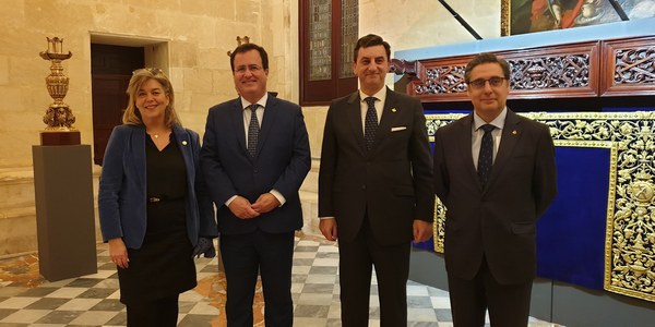 La Hermandad de Los Estudiantes organiza en el Ayuntamiento una exposición sobre la evolución histórica del paso del Cristo de la Buena Muerte