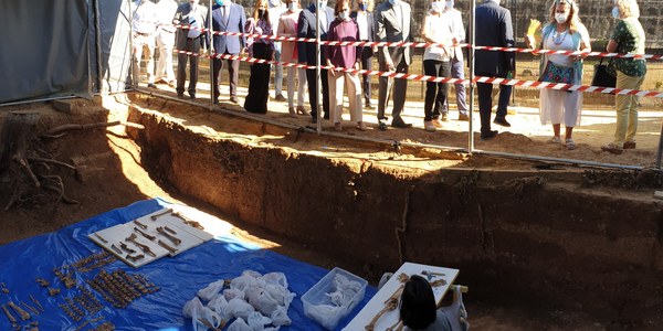 La intervención en la fosa de Pico Reja ha localizado ya restos de 950 personas e inhumaciones que alcanzan hasta la década de los 40