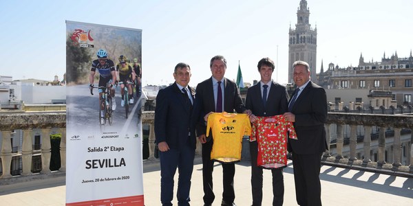 La Plaza de España acoge la salida de la segunda etapa de la Vuelta Ciclista Andalucía ‘Ruta del Sol’