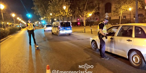 La Policía Local de Sevilla atiende 59 avisos por consumo de alcohol en la vía pública durante este fin de semana, interpone 115 denuncias por esta práctica y por no utilizar la mascarilla y clausura cuatro establecimientos, uno de ellos por incumplimiento de las medidas de seguridad ante la COVID-19