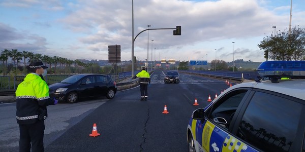 La Policía Local de Sevilla requiere e identifica a 255 personas por incumplir las restricciones del Estado de Alarma y alcanza las 66 denuncias en una jornada con un nuevo incremento en sus intervenciones, que rozan las 1.000