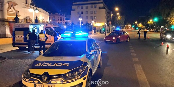 La Policía Local denuncia nueve establecimientos por distintas infracciones, interpone 156 denuncias por consumo de bebidas en la vía pública y realiza 433 pruebas de alcoholemia en el operativo de este fin de semana