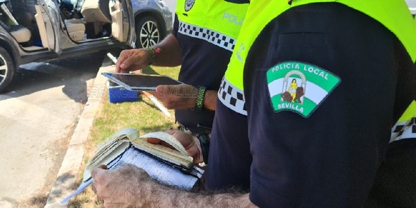 La Policía Local detiene a un conductor ebrio que viajaba con menores por presuntos delitos contra la seguridad vial y de lesión a dos agentes