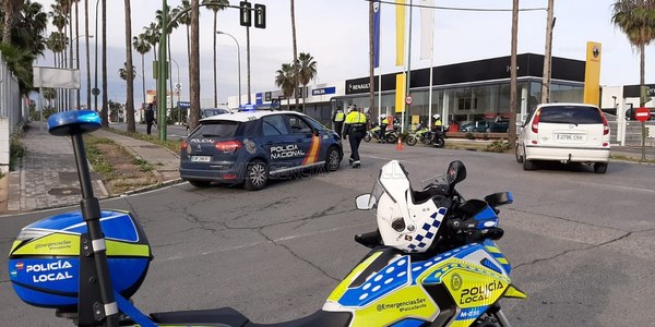 La Policía Local identifica a casi 800 individuos en la vía pública y controla a 500 vehículos para garantizar el cumplimiento del decreto de estado de alarma