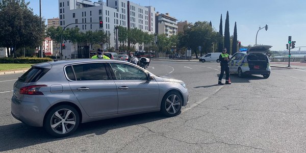 La Policía Local realiza tres detenciones por desobediencia grave y atentado en el dispositivo para garantizar el cumplimiento del estado de alarma