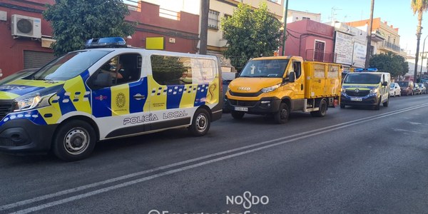 La Policía Local y Lipasam despliegan un dispositivo especial durante el fin de semana que impide la venta ambulante ilegal en la calle Ingeniero la Cierva, en Cerro-Amate