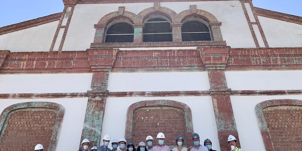Las obras de consolidación y limpieza de las naves protegidas, los hornos y la chimenea de la fábrica de vidrio La Trinidad entran en su fase final y estarán culminadas durante el verano