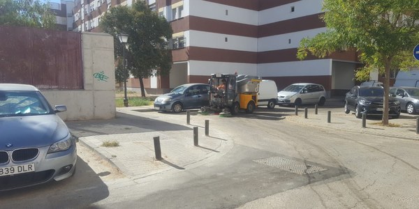 Lipasam ejecuta durante el mes de agosto y los primeros días de septiembre un plan de limpieza y desbroce del entorno de los colegios  que acumula ya más de 130 actuaciones en distintos barrios
