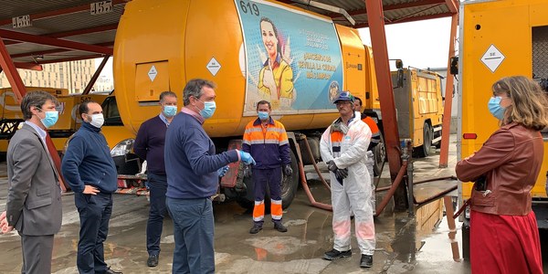 Lipasam ha baldeado ya calles y plazas de los barrios con 26 millones de litros de agua y desinfectante y ha destinado 1,5 millones de euros a compras de EPIS, materiales y contrataciones de personal desde   el inicio de la crisis sanitaria