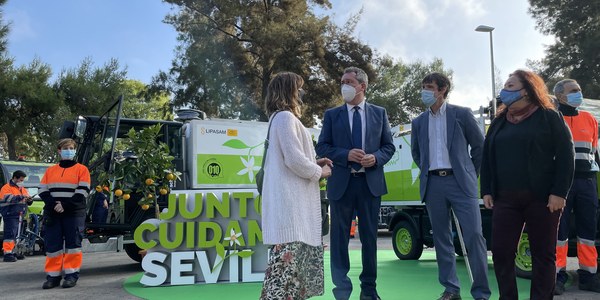 Lipasam incrementa los baldeos en los barrios un 70% con la incorporación de 15 nuevas baldeadoras y la reordenación de servicios y refuerza los planes de desinfección con una media de 250.000 litros al día