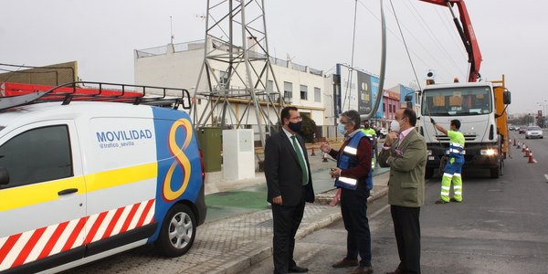 Mejora de la seguridad vial en la Avenida de Montes Sierra con la implantación de un nuevo paso de peatones semaforizado para facilitar el acceso a esta zona comercial del Parque Empresarial Carretera Amarilla