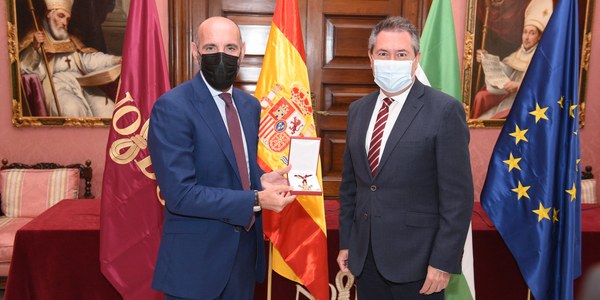 Monchi recibe la Medalla de Sevilla