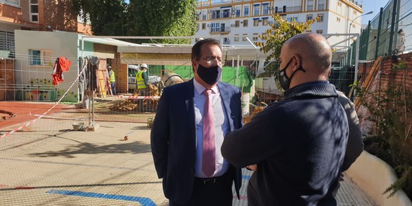 Nueva inversión en el patio del CEIP Sor Ángela de la Cruz del Distrito Casco Antiguo para ampliar los aseos, mejorar pavimentos e incorporar jardineras y nuevo arbolado