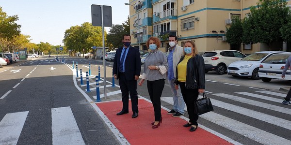 Nuevos pasos de peatones con refugio dentro del plan de mejora de la señalización y la movilidad de Alcosa