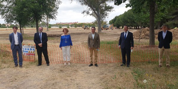 El plan de inversión acordado entre el Ayuntamiento, Endesa y Red Eléctrica inicia el proyecto medioambiental y paisajístico con mejoras en los parques Infanta Elena y Torreblanca y un nuevo corredor verde en el Bulevar Carlinga