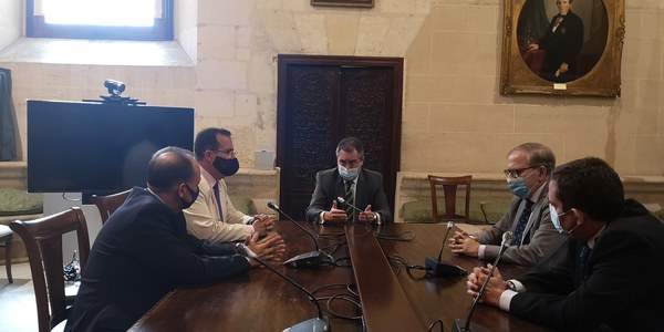 El Ayuntamiento ratifica con el Ateneo la suspensión de la Cabalgata, descarta iluminación o espectáculo especial en la Plaza de San Francisco que provoque una gran concentración de personas y fija para diciembre la decisión en torno a la Feria