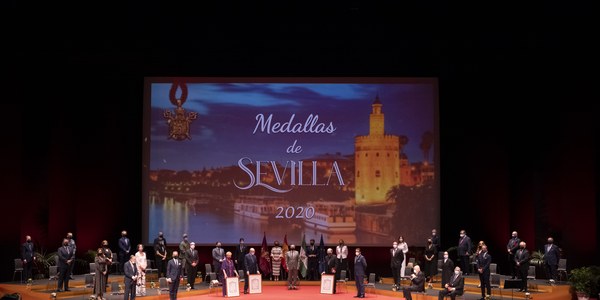 Sevilla celebra el acto de entrega de las distinciones honoríficas de la ciudad con el ex vicepresidente del Gobierno, Alfonso Guerra, y la saetera Angelita Yruela como hijos predilectos, y el arzobispo de Sevilla, Juan José Asenjo, como hijo adoptivo