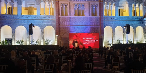 Sevilla homenajea al exalcalde Manuel del Valle en un acto celebrado en el Real Alcázar