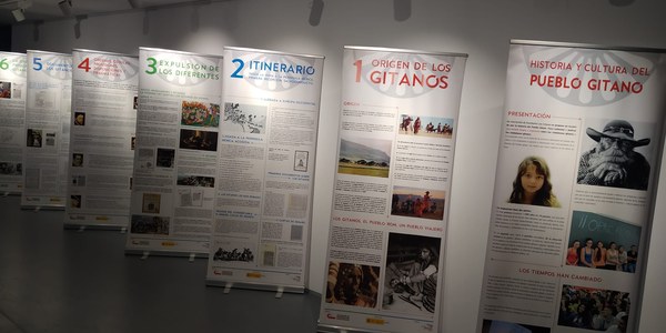 Una muestra impulsa en Factoría Cultural el conocimiento de la historia y la cultura del pueblo gitano