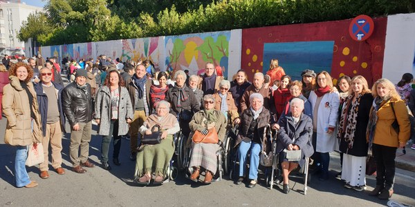 Unos 200 escolares y una docena de mayores participan en el mural intergeneracional de 130 metros que arranca en la Calle Coruña del Distrito Triana