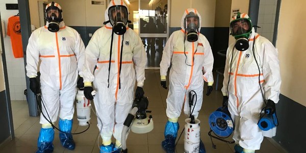 El Zoosanitario Municipal avanza en un plan extraordinario de desinfección en edificios municipales y vías públicas que se inició el pasado fin de semana con la totalidad de parques de bomberos, comisarías y mercados y que se ejecuta  en coordinación con la UME y Lipasam