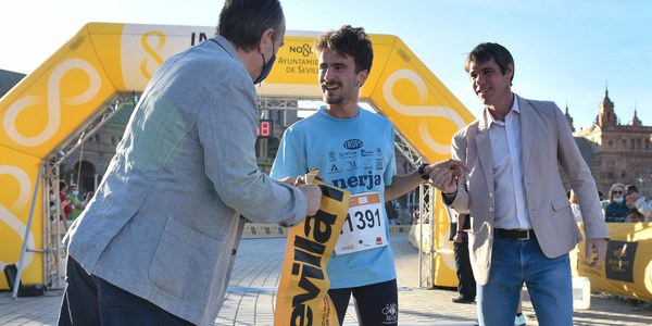 6.000 corredores participan en la Carrera Popular del Parque de María Luisa- Coca-Cola en la que se imponen Carlos Ángel López y Lucía Pérez