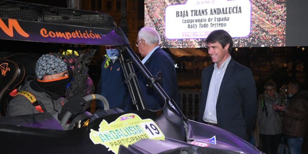 75 vehículos toman la salida del Rally Trans Baja Andalucía, prueba del Campeonato de España Todo Terreno, desde la Plaza de España