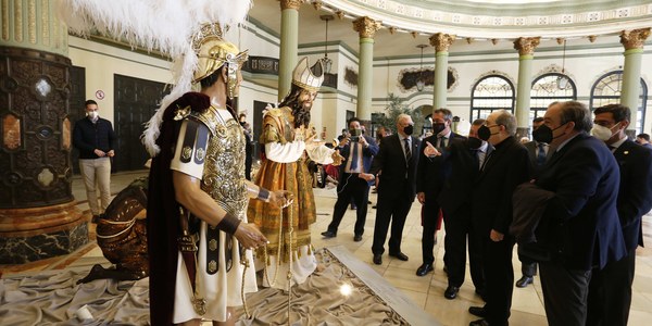 Arranca en el Casino de la Exposición ‘Escenas de la Pasión’, la muestra que reúne por primera vez las figuras secundarias de ocho pasos de misterio de la Semana Santa de Sevilla y que está organizada por el Ayuntamiento y el Consejo de Hermandades y Cofradías