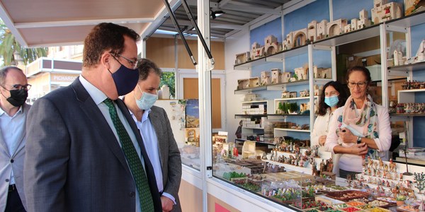 Arranca la XXVII edición de la Feria del Belén de Sevilla que, tras un año de ausencia, vuelve a celebrarse junto a la Catedral y al Archivo de Indias hasta el próximo 23 de diciembre con el apoyo del Ayuntamiento
