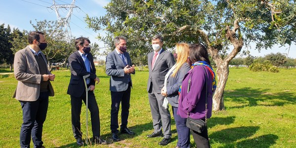 El Ayuntamiento y Endesa culminan el plan de mejora de los parques de Torreblanca e Infanta Elena que cuentan ya con 90 parcelas de huertos urbanos, juegos infantiles, aseos y nuevo mobiliario