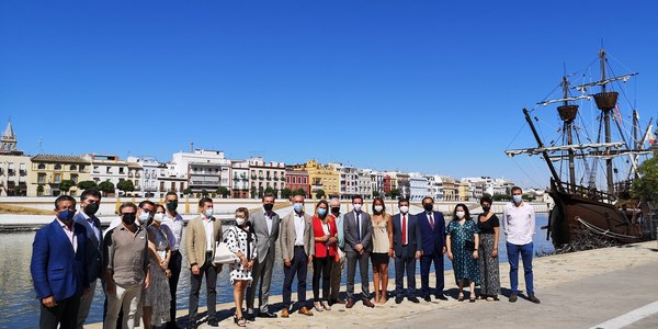 Ayuntamiento, Junta, Diputación y empresas turísticas acuerdan con el nuevo director del Aeropuerto de Sevilla mantener la unidad de acción para impulsar la conectividad aérea