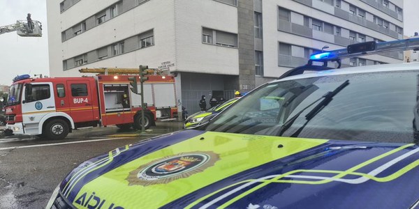 Continúa activo el dispositivo especial de servicios de emergencias municipales ante la alerta por lluvias, que ha atendido un centenar de incidencias en la segunda jornada de fuertes precipitaciones en la ciudad