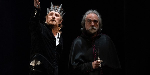'Eduardo II. Ojos de niebla' retrata en el Teatro Lope de Vega la realidad de las altas esferas británicas del siglo XIV