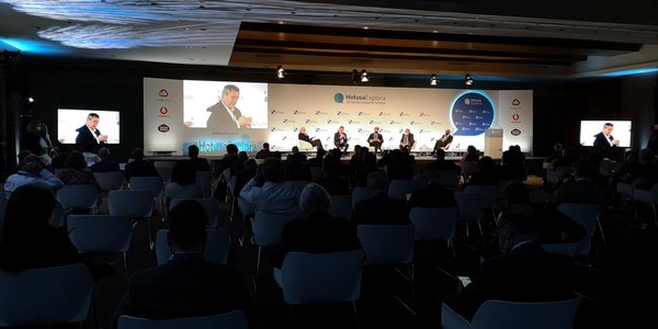 El alcalde defiende ante un foro de profesionales y empresarios en Madrid el modelo de colaboración público privada y entre administraciones del Plan8 de reactivación turística y aboga por una mesa estratégica con la Junta para planificar y priorizar las inversiones de los fondos europeos