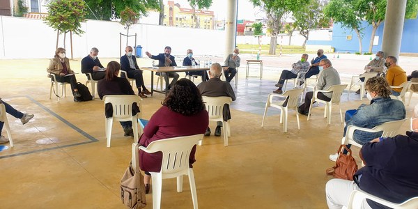 El alcalde impulsa con representantes de entidades de Su Eminencia, García Lorca, La Negrilla, Padre Pío y Las Águilas los proyectos para reurbanizar Carmen Vendrell y reordenar Ingeniero de la Cierva
