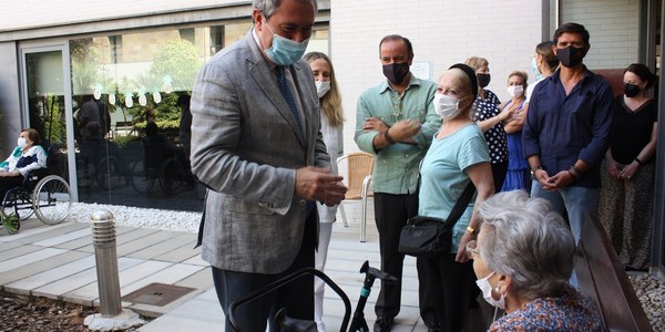 El alcalde visita a los mayores de la residencia de Santa Justa en la que se originó un incendio el pasado 5 de enero que causó el fallecimiento de una persona y la hospitalización de otras 18